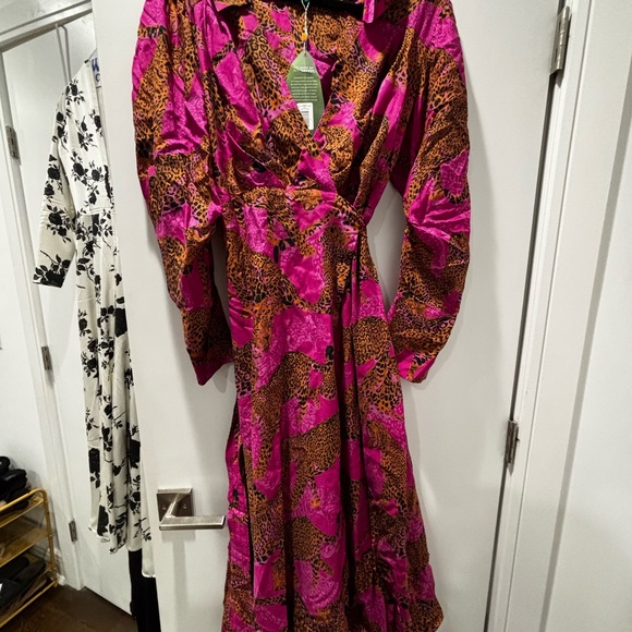 FARM Rio Pink and Gold Plunge Gown with Bishop Sleeves - Picture 1 of 4